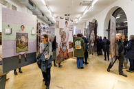 Besucher*innen vor Fotoserie